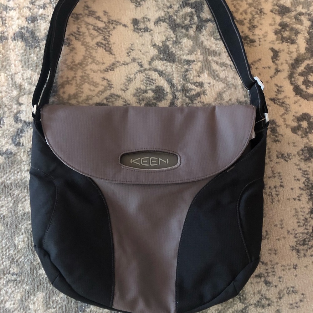 Keen messenger bag. Used 1X.